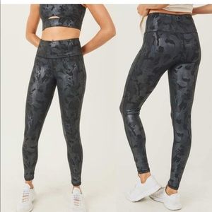 NWT Black Holographic High Rise Camo Leggings